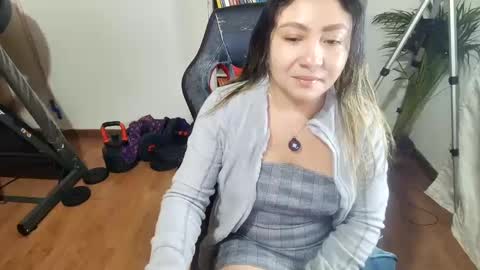 Snapshot of vellarossa chatting on February 22, 1:22 am Im VelaI will be Christmas and New Year with my family December 22 to January 13 I will miss you guys. online show from February 22, 1:22 am