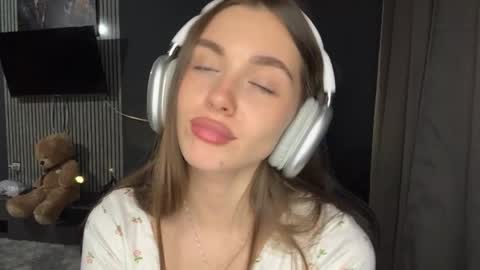 Nia online show from April 6, 4:30 pm