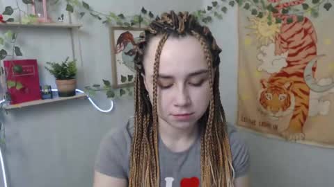 veryveryvery_shy online show from May 5, 5:36 am