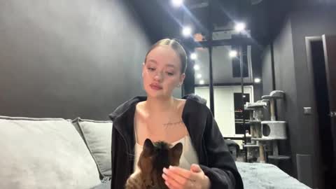 Esta online show from October 28, 4:08 pm