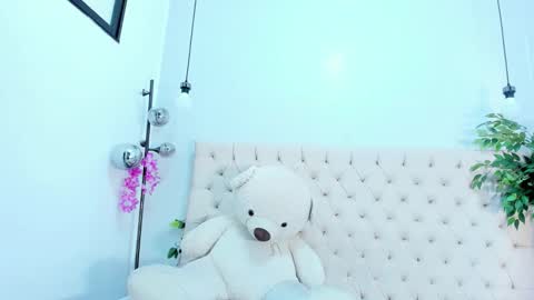 Victoria online show from December 1, 7:23 pm