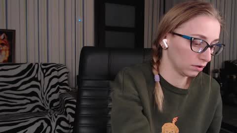 Snapshot of vikaericka chatting on March 12, 1:03 am Vika online show from March 12, 1:03 am