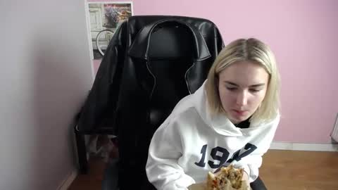 viktoria_lovely online show from March 17, 7:35 am