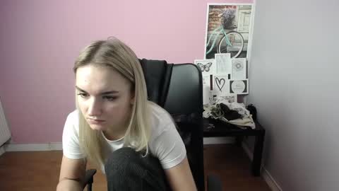 Snapshot of viktoria_lovely chatting on December 3, 9:17 am viktoria_lovely online show from December 3, 9:17 am