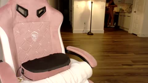violet_winter97 online show from August 4, 3:46 am