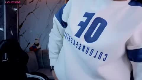 violeth_b online show from April 16, 1:00 pm