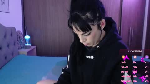 violett  Independent model online show from February 11, 6:50 am