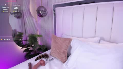 violettacolinss online show from May 11, 11:39 am