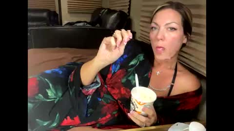 Snapshot of vivianluxe chatting on October 24, 2:01 am VivianLuxe online show from October 24, 2:01 am
