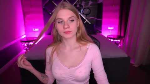 Snapshot of vivianned chatting on October 18, 7:51 pm Vivien online show from October 18, 7:51 pm