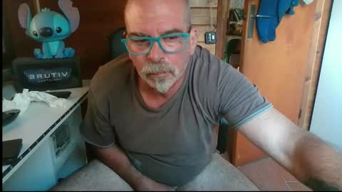 Snapshot of vuda77 chatting on October 4, 4:16 pm oscar online show from October 4, 4:16 pm