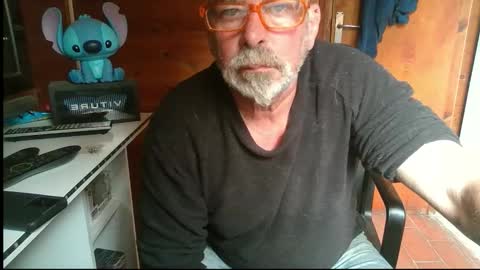 Snapshot of vuda77 chatting on October 19, 1:27 pm oscar online show from October 19, 1:27 pm