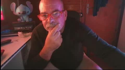 Snapshot of vuda77 chatting on October 23, 7:04 pm oscar online show from October 23, 7:04 pm