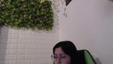 Snapshot of we_n_you chatting on February 17, 1:33 pm Trixie 3 online show from February 17, 1:33 pm