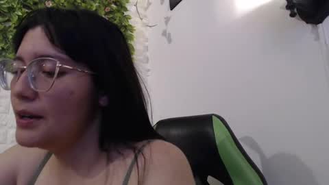 Snapshot of we_n_you chatting on February 18, 1:54 am Trixie 3 online show from February 18, 1:54 am