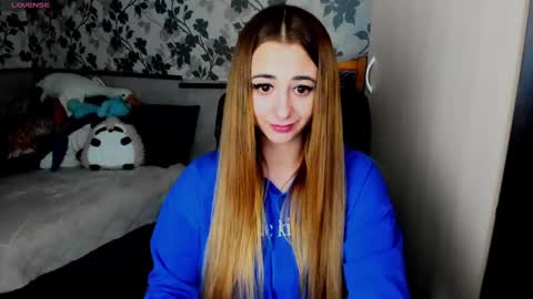 Snapshot of weakness4u chatting on February 7, 7:07 am Maya online show from February 7, 7:07 am