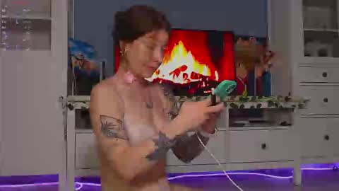 Snapshot of weed_princesss chatting on September 16, 2:09 pm  moon  online show from September 16, 2:09 pm