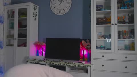 Snapshot of weed_princesss chatting on February 9, 3:23 pm  moon  online show from February 9, 3:23 pm