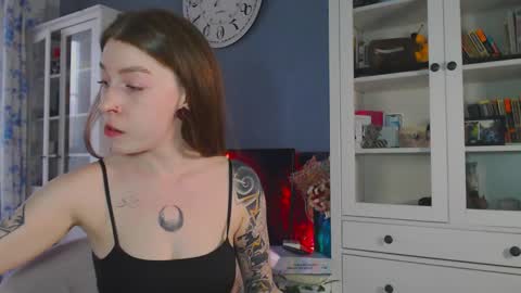 Snapshot of weed_princesss chatting on March 12, 1:19 pm  moon  online show from March 12, 1:19 pm