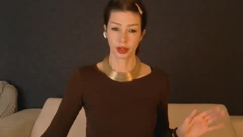 White Queen online show from September 21, 7:12 am