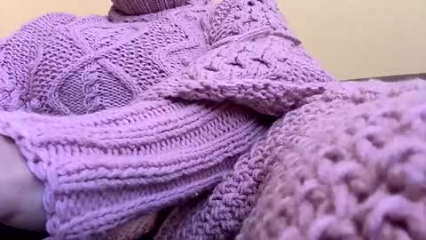 whitesweater online show from March 25, 7:48 am