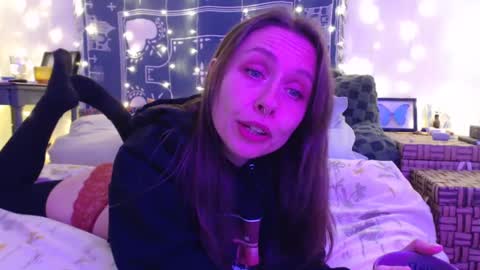 Eevie online show from December 7, 1:41 am