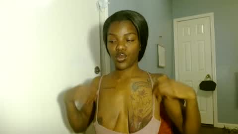 Snapshot of wishhwashy22 chatting on February 2, 6:14 am Chanel online show from February 2, 6:14 am