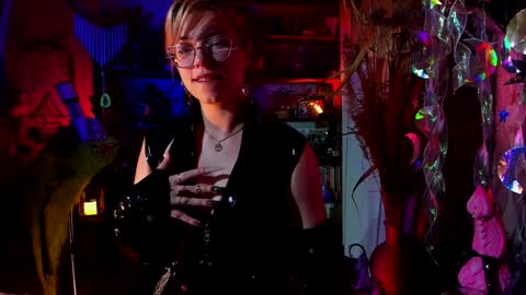 Snapshot of witch_fiona chatting on January 16, 8:25 pm Goddess of two strapons - Mr. long Don Mr. Pinky online show from January 16, 8:25 pm