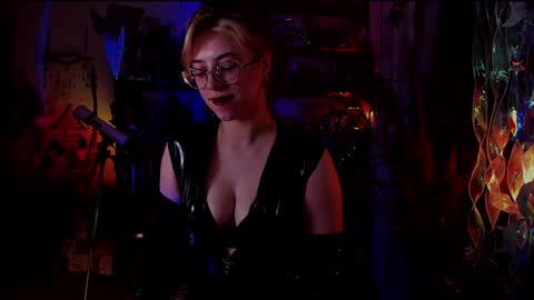 Snapshot of witch_fiona chatting on December 4, 8:23 pm Goddess of two strapons - Mr. long Don Mr. Pinky online show from December 4, 8:23 pm
