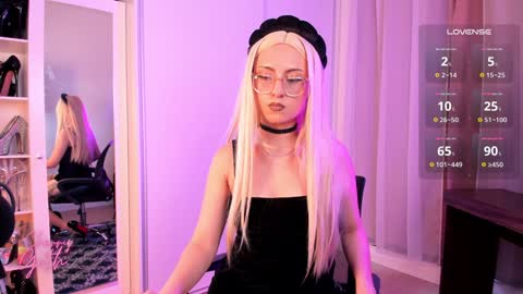 Snapshot of xcherrygoth chatting on December 18, 3:55 pm Cherry Goth online show from December 18, 3:55 pm