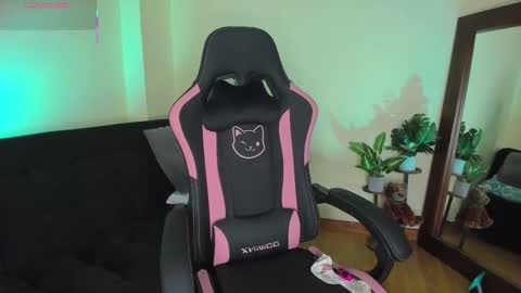 Snapshot of xemily_hardy chatting on October 28, 11:06 pm Kanae. online show from October 28, 11:06 pm