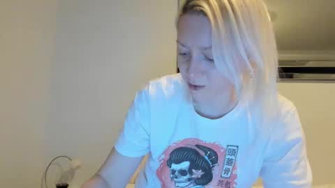 Snapshot of xxkimber_bentonxx chatting on January 3, 10:29 pm  Next online Monday to Friday 10am till 2pm UK time online show from January 3, 10:29 pm