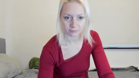 Snapshot of xxkimber_bentonxx chatting on December 4, 10:51 am  Next online Monday to Friday 10am till 2pm UK time online show from December 4, 10:51 am