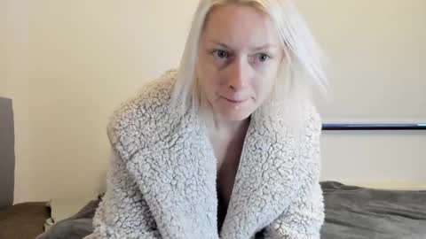 Snapshot of xxkimber_bentonxx chatting on December 11, 10:58 am  Next online Monday to Friday 10am till 2pm UK time online show from December 11, 10:58 am