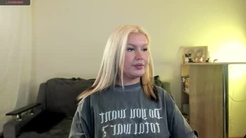 Snapshot of xxviktoryqueenxx chatting on October 23, 10:32 pm Vi online show from October 23, 10:32 pm