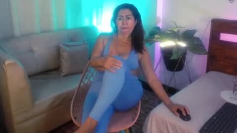 Snapshot of yeseniaa25_ chatting on September 23, 7:31 pm Yeseniaa25  online show from September 23, 7:31 pm