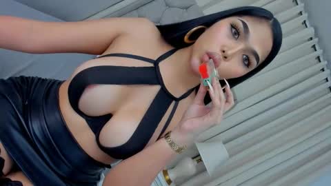 ylonagrae online show from October 8, 5:02 am