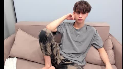 Snapshot of your_shy_guy chatting on October 23, 2:24 am your_shy_guy online show from October 23, 2:24 am
