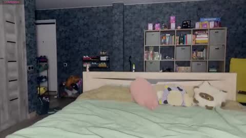 Mia online show from November 28, 4:14 pm