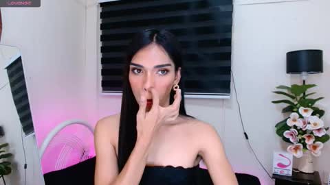 yumieholly online show from September 24, 6:42 am