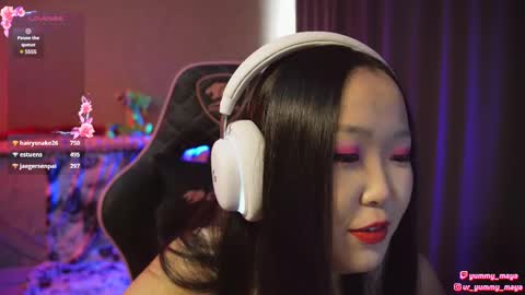 Snapshot of yummy_maya chatting on February 10, 8:20 am Chimi online show from February 10, 8:20 am