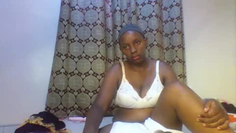 Snapshot of yummyboobies20 chatting on October 9, 9:37 am Curvy online show from October 9, 9:37 am