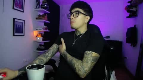 zac_muller1 online show from February 17, 6:12 am