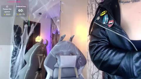   online show from November 3, 5:25 pm