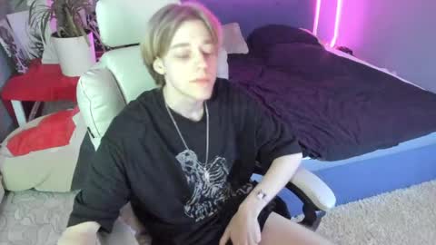 Kel online show from April 18, 8:31 pm