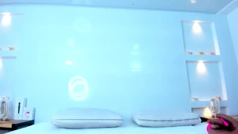 Zenda Evans online show from December 18, 4:08 am