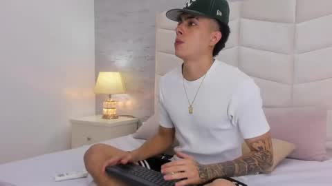 Snapshot of zeta_3 chatting on October 9, 3:56 am Sebas online show from October 9, 3:56 am