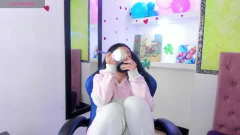 Z O E online show from April 6, 9:05 pm