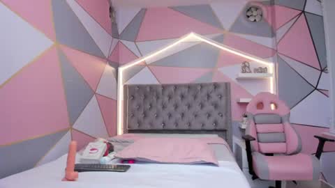   online show from April 18, 7:07 pm