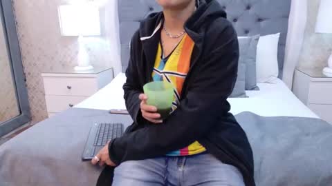 Zoe Krug online show from October 10, 1:17 pm